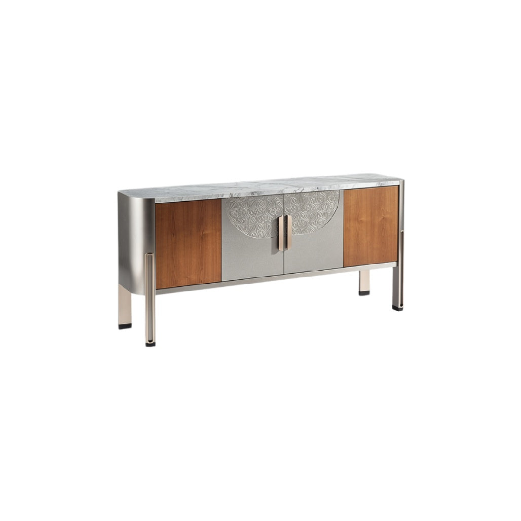 Moderne dressoir van hout en staal met marmeren oppervlak en decoratief ontwerp.
